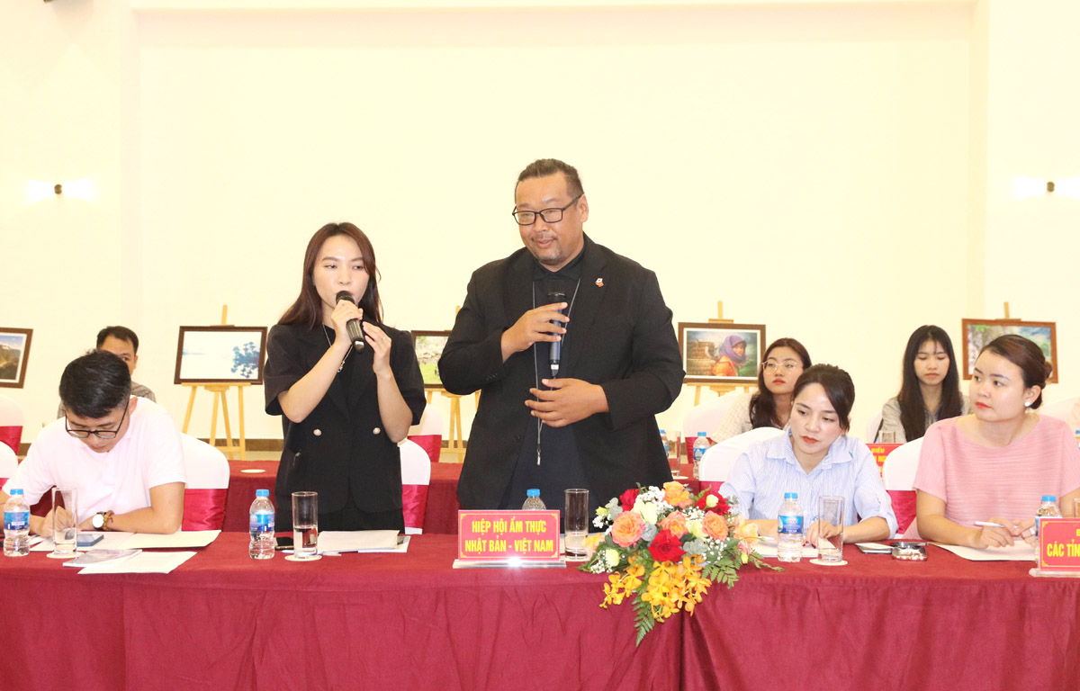 Chủ tịch Hiệp hội ẩm thực Nhật Bản – Việt Nam Matsuo Tomoyuki trao đổi tại buổi tọa đàm.
