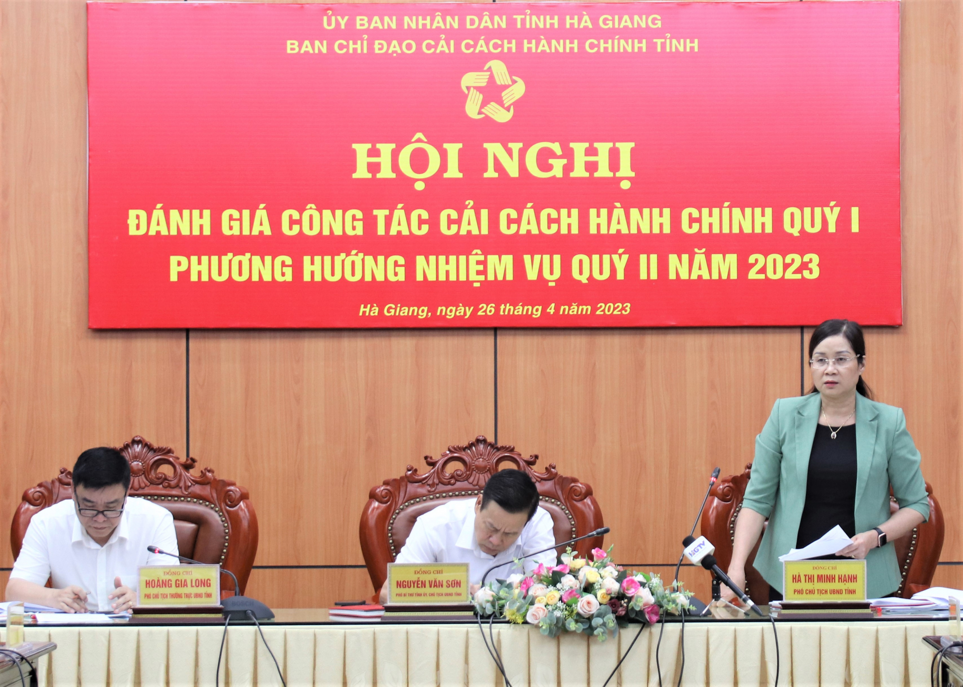 Phó Chủ tịch UBND tỉnh Hà Thị Minh Hạnh đề nghị các sở, ngành quan tâm thực hiện quản trị điện tử, tập trung vào việc cải thiện các dịch vụ công.