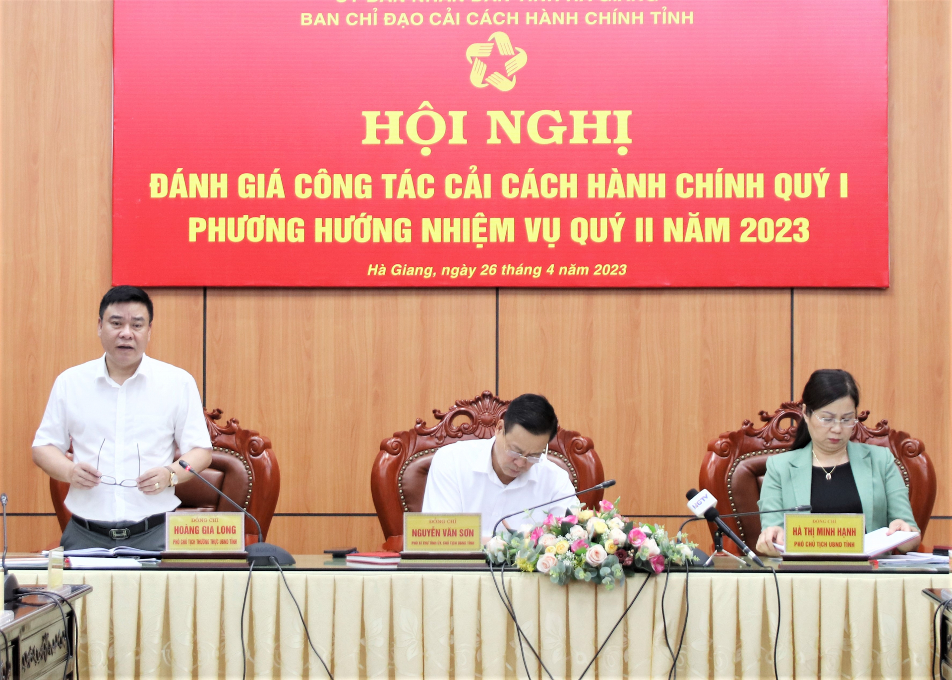Phó Chủ tịch Thường trực UBND tỉnh Hoàng Gia Long đề nghị các sở, ngành tăng cường giải quyết thủ tục hành chính trên môi trường điện tử.