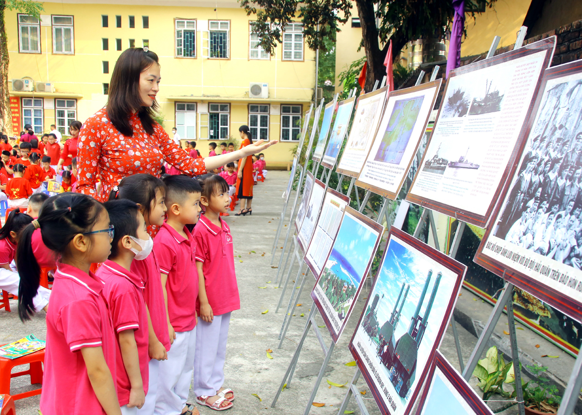 Các em học sinh được tìm hiểu lịch sử qua triển lãm tranh về Bác Hồ và lịch sử Cách mạng Việt Nam.