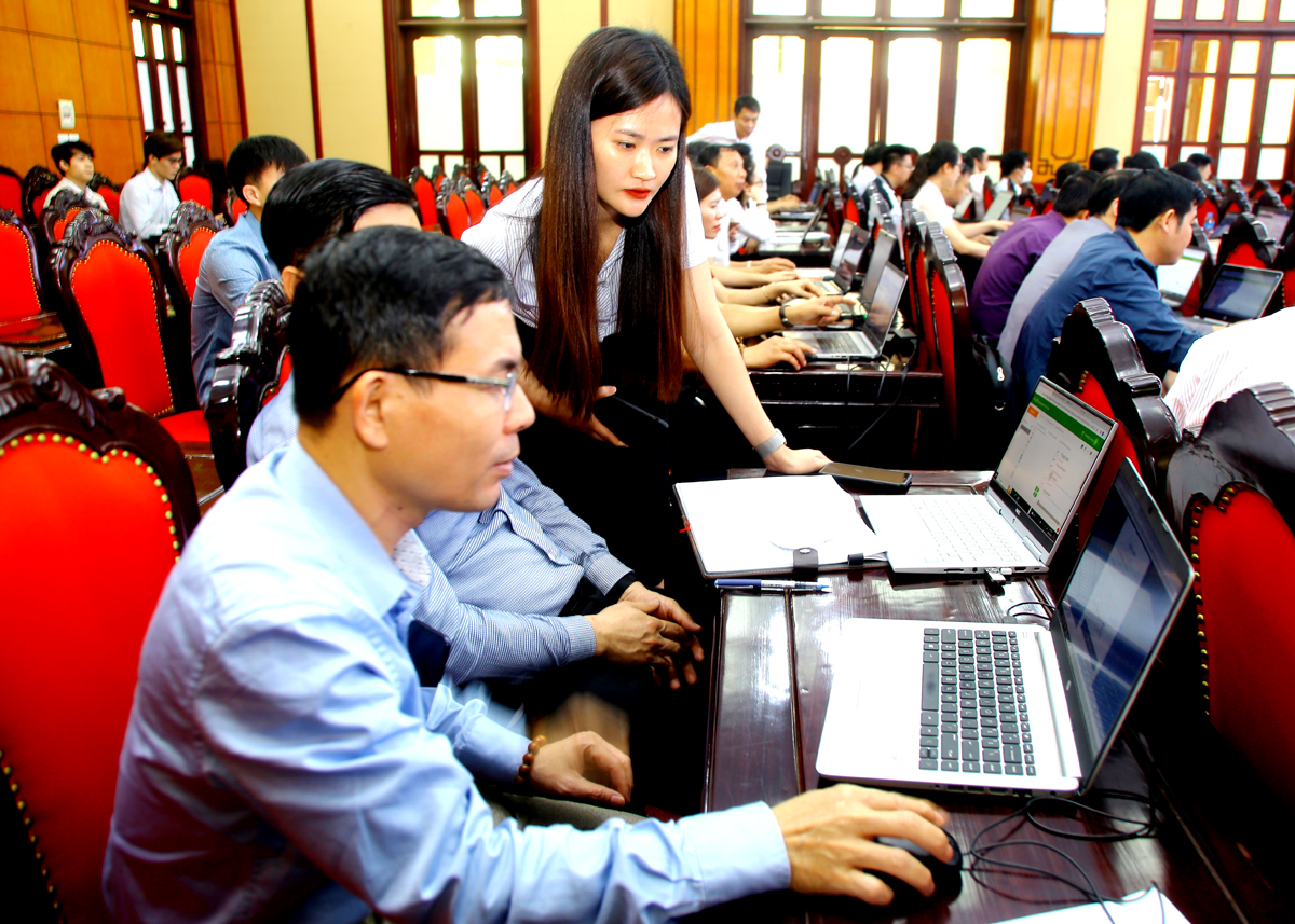 Cán bộ kỹ thuật VNPT Hà Giang hướng dẫn các học viên tham gia tập huấn đăng nhập dữ liệu trên Hệ thống VNPT iGate 2.0.
