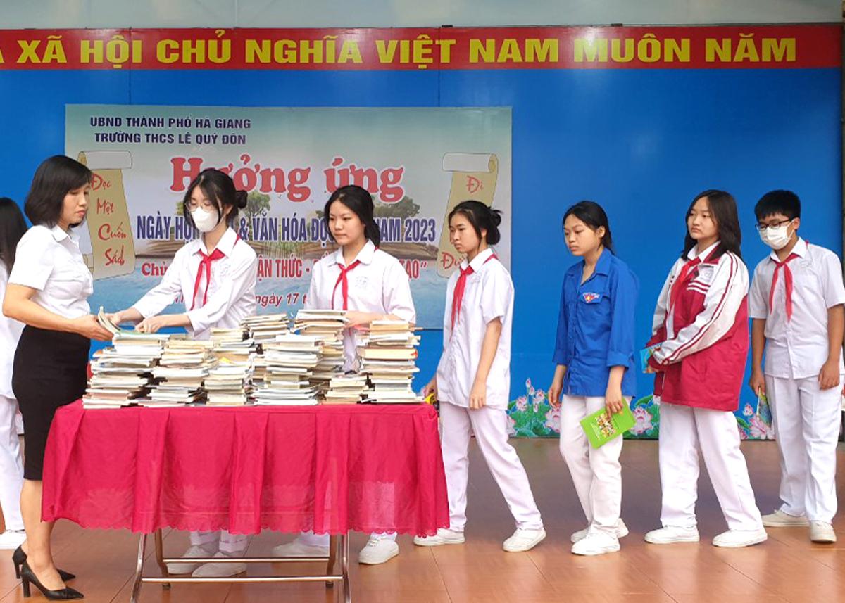 Học sinh Trường THCS Lê Quý Đôn ủng hộ, quyên góp sách cho thư viện nhà trường.
