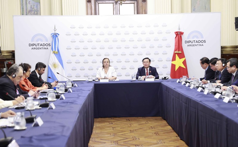 Chủ tịch Quốc hội Vương Đình Huệ hội đàm với Chủ tịch Hạ viện Cộng hòa Argentina Cecilia Moreau.