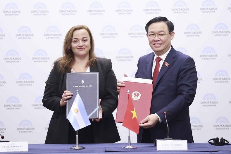 Chủ tịch Quốc hội Vương Đình Huệ và Chủ tịch Hạ viện Argentina Cecilia Moreau đã cùng ký kết Thỏa thuận Hợp tác giữa hai Quốc hội Việt Nam và Argentina. 