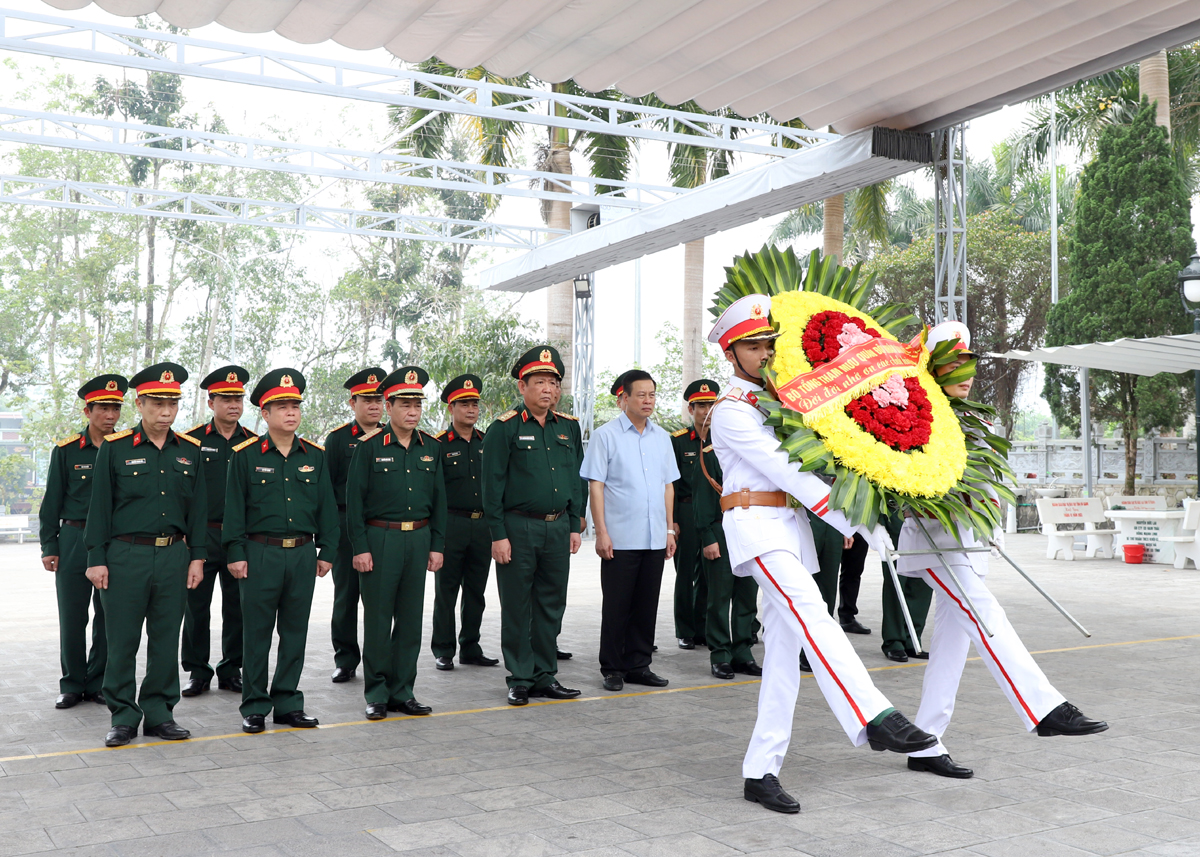 Đoàn công tác Bộ Tổng Tham mưu Quân đội Nhân dân Việt Nam và lãnh đạo tỉnh dâng hoa viếng anh linh các Anh hùng liệt sỹ tại Nghĩa trang Liệt sỹ Quốc gia Vị Xuyên.
