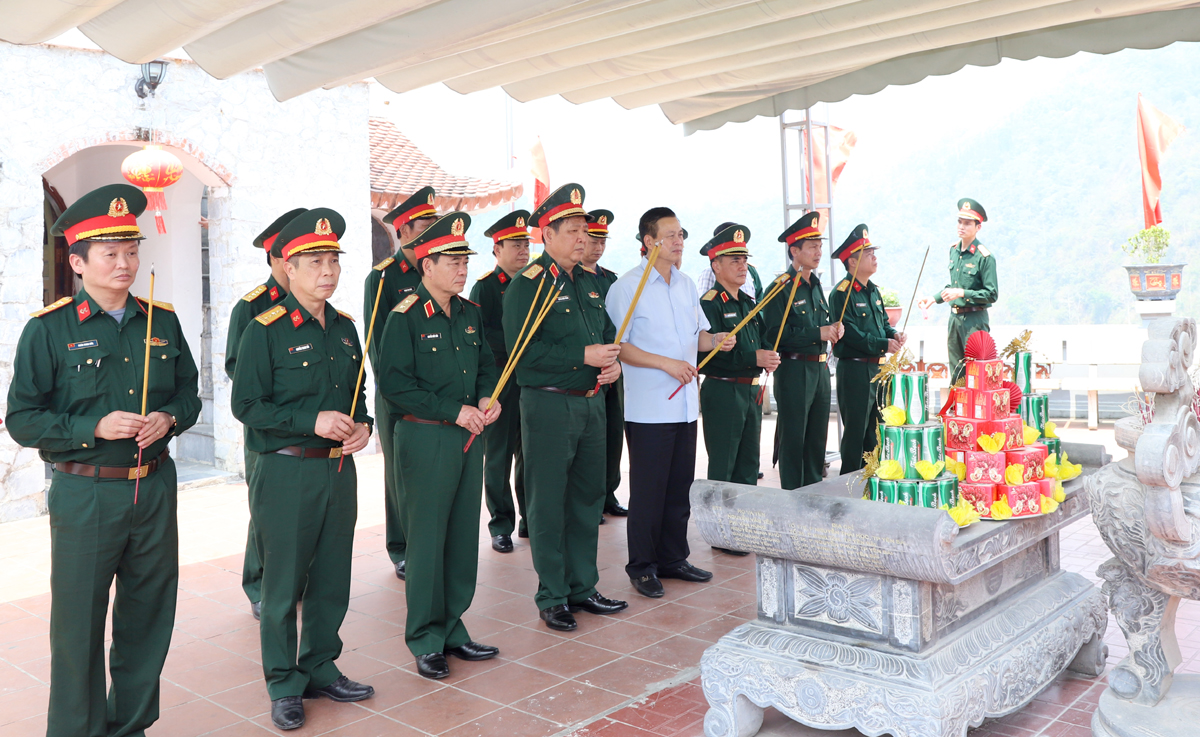 Đoàn công tác Bộ Tổng Tham mưu Quân đội Nhân dân Việt Nam và lãnh đạo tỉnh dâng hương viếng Anh hùng liệt sỹ tại Đền thờ các Anh hùng liệt sỹ trên điểm cao 468.