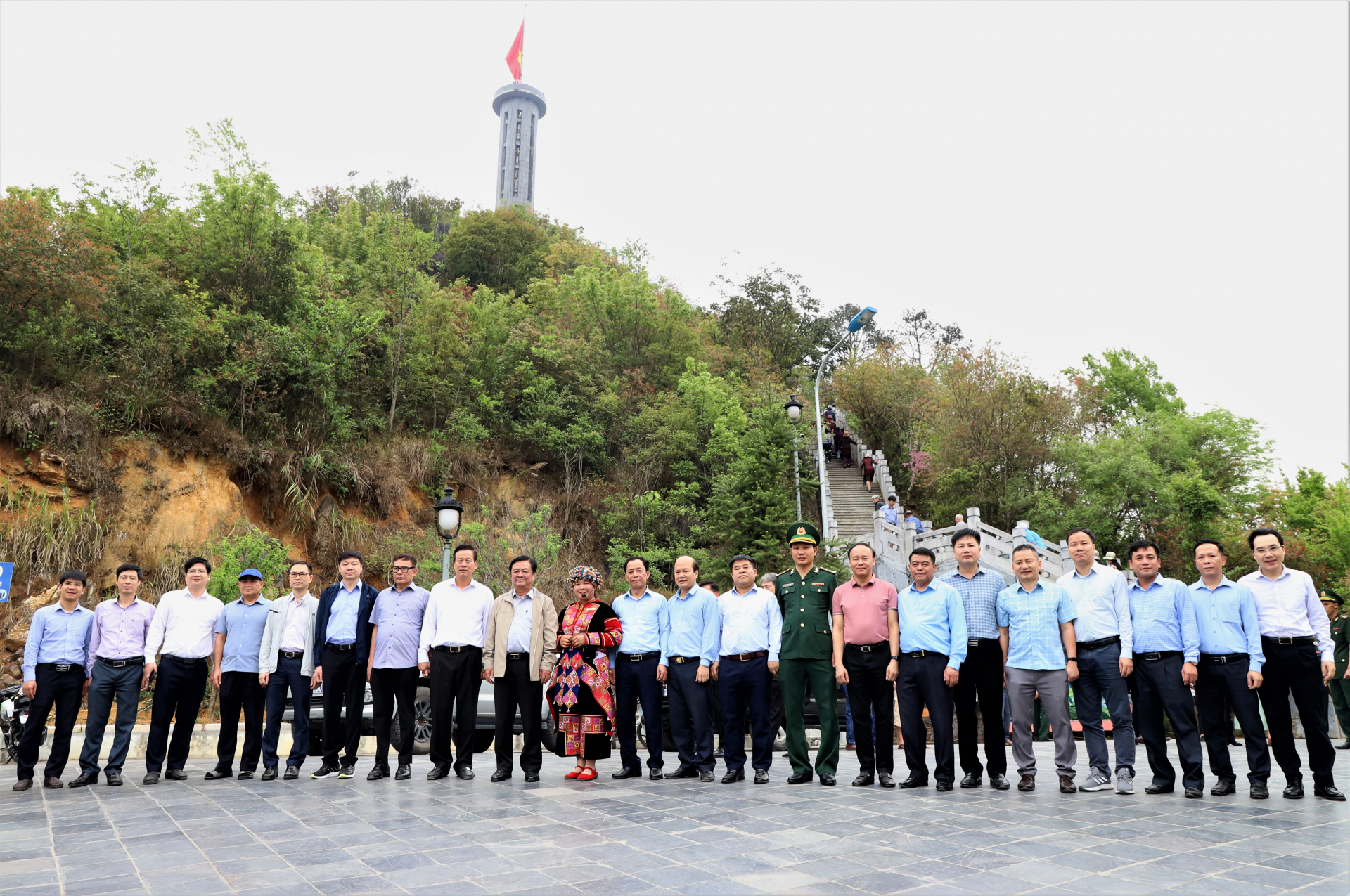 Bộ trưởng Bộ Nông nghiệp và PTNT Lê Minh Hoan và Chủ tịch UBND tỉnh Nguyễn Văn Sơn cùng các đại biểu chụp ảnh lưu niệm dưới chân Cột cờ Quốc gia Lũng Cú.
