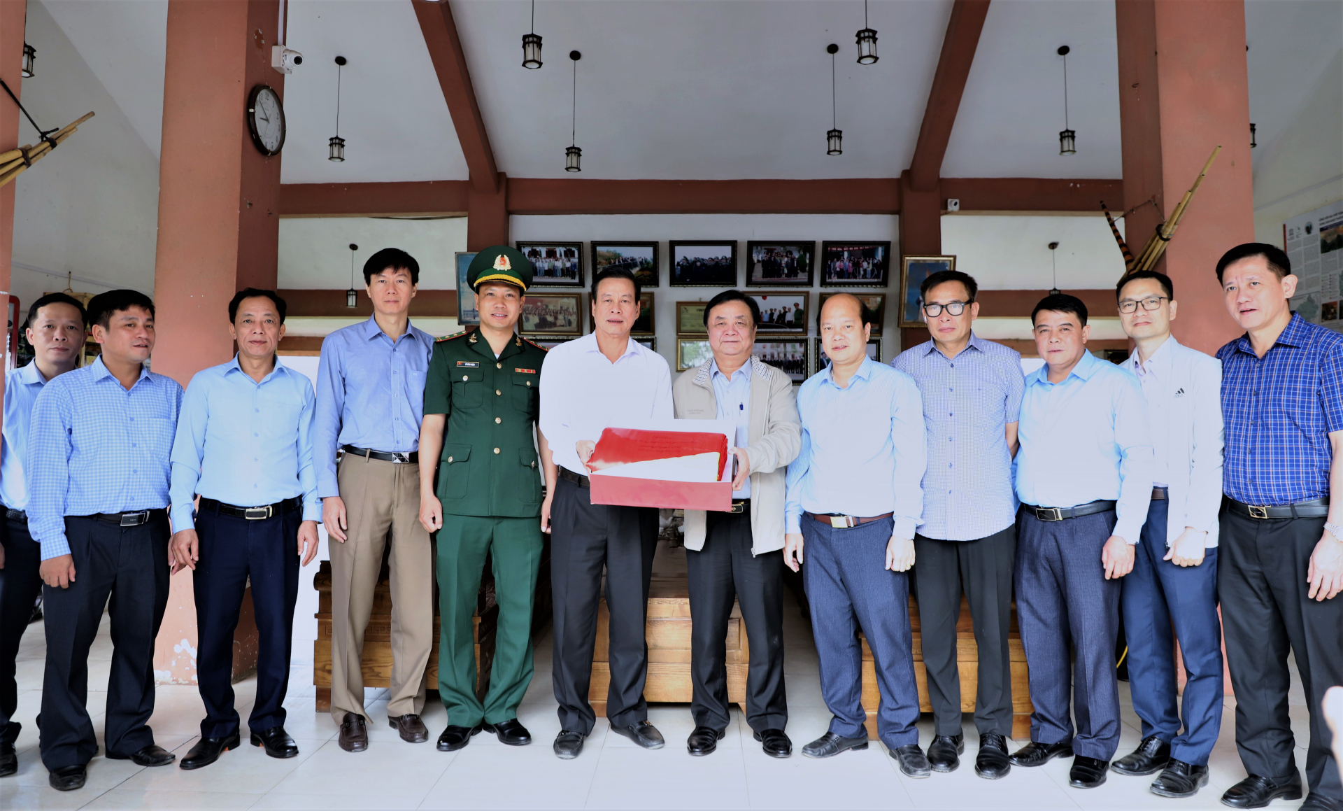 Chủ tịch UBND tỉnh Nguyễn Văn Sơn tặng Bộ trưởng Bộ Nông nghiệp và PTNT Lê Minh Hoan lá cờ Tổ quốc đã được treo trên Cột cờ Quốc gia Lũng Cú.