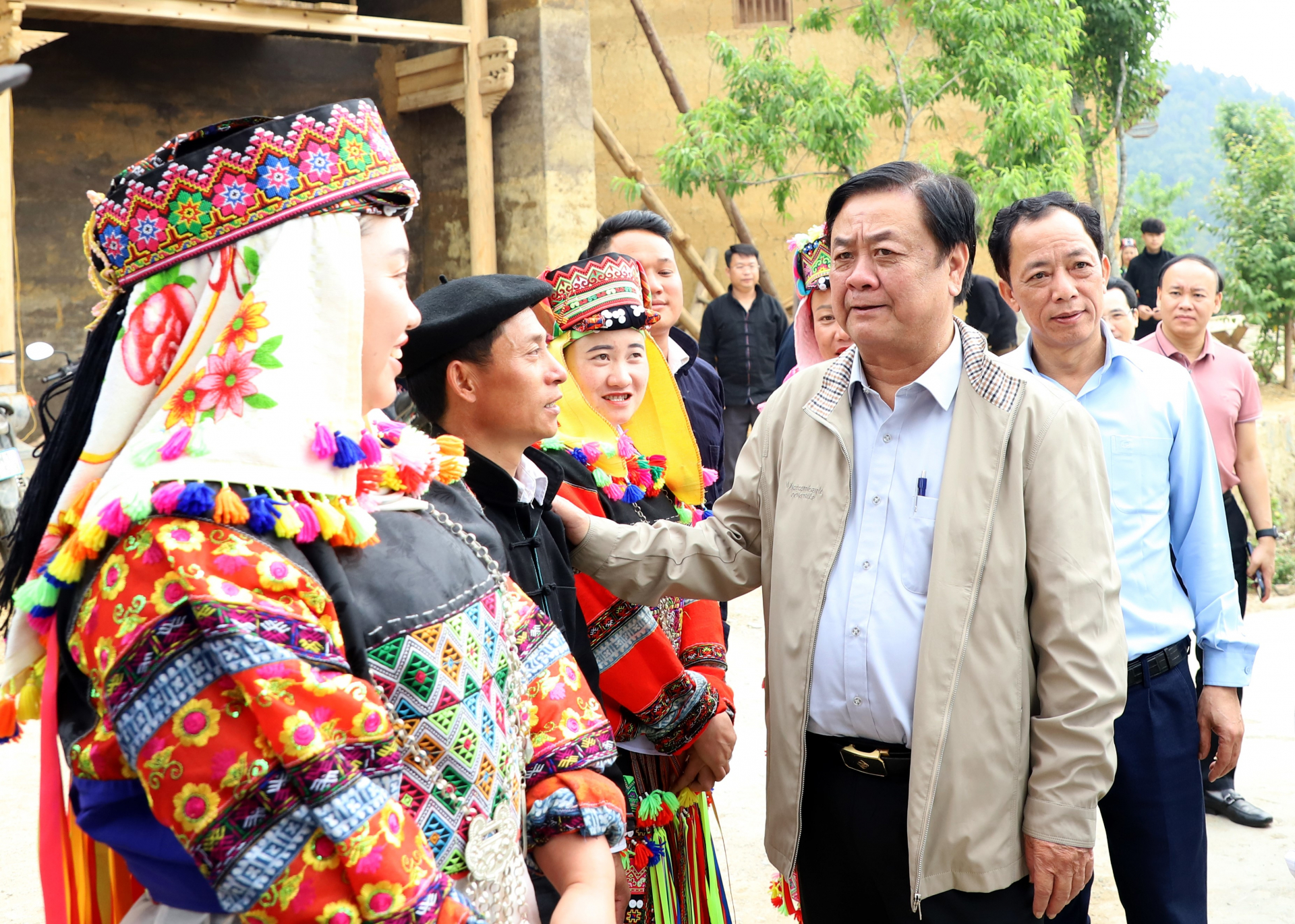 Bộ trưởng Bộ Nông nghiệp và PTNT Lê Minh Hoan thăm hỏi đời sống đồng bào dân tộc Lô Lô tại xã Lũng Cú.