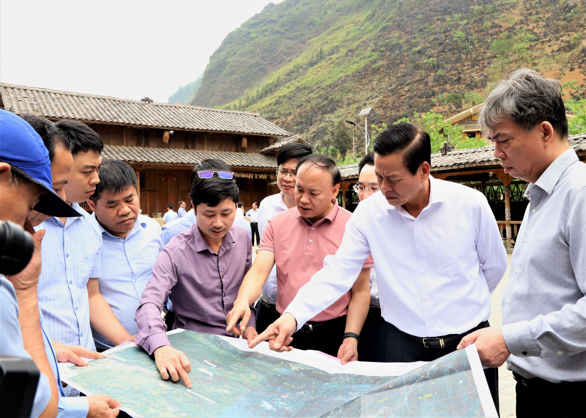 Chủ tịch UBND tỉnh Nguyễn Văn Sơn kiểm tra bản đồ xây dựng hồ nước Phố Mỳ, thị trấn Mèo Vạc (Mèo Vạc).