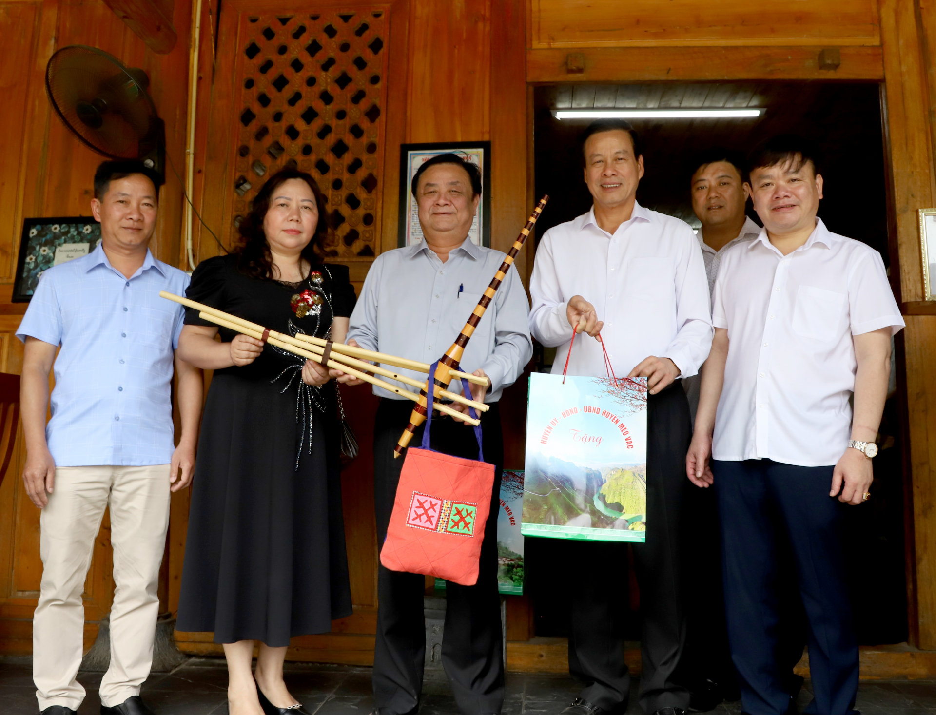 Lãnh đạo huyện Mèo Vạc tặng Bộ trưởng Bộ Nông nghiệp và PTNT Lê Minh Hoan chiếc khèn Mông.