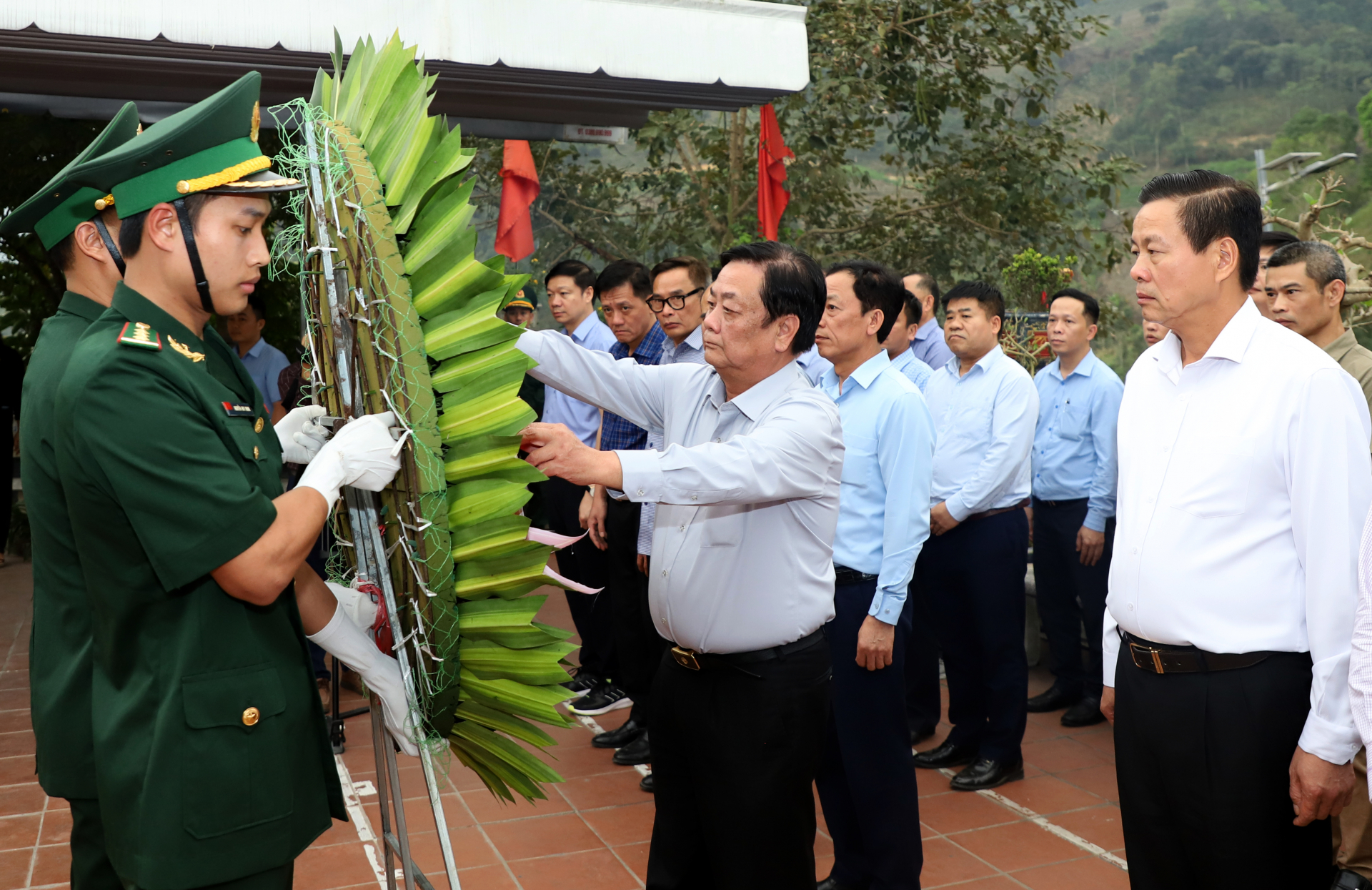 Bộ trưởng Bộ Nông nghiệp và PTNT Lê Minh Hoan chỉnh hoa viếng Anh hùng liệt sỹ tại Đền thờ Anh hùng liệt sỹ trên điểm cao 468.
