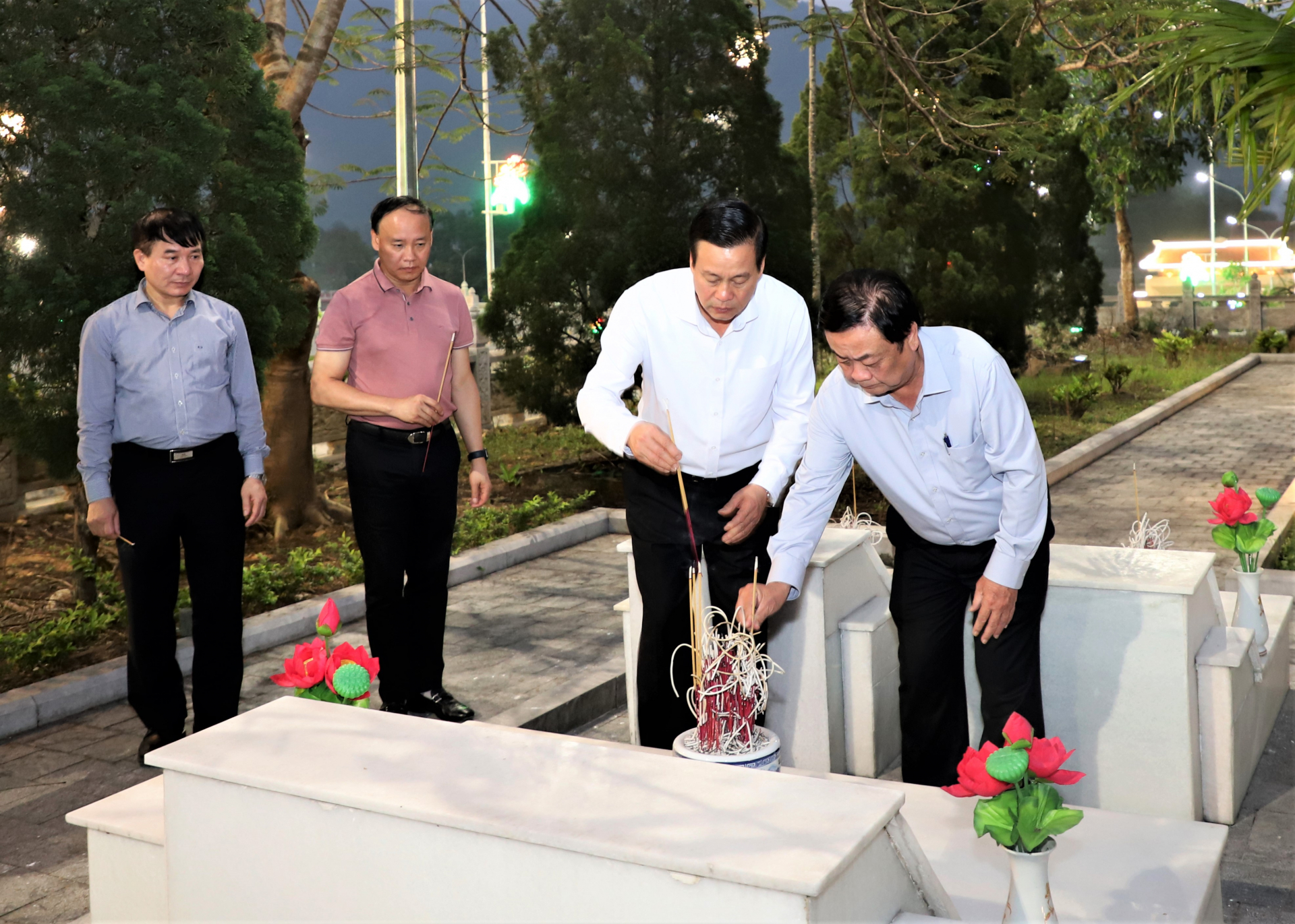 Bộ trưởng Bộ Nông nghiệp và PTNT Lê Minh Hoan và Chủ tịch UBND tỉnh Nguyễn Văn Sơn thắp hương lên phần mộ tập thể tại Nghĩa trang Liệt sỹ Quốc gia Vị Xuyên.
