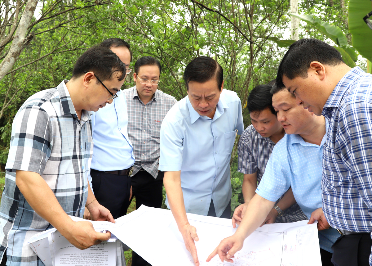 Chủ tịch UBND tỉnh Nguyễn Văn Sơn kiểm tra bản đồ điểm đầu tuyến thuộc địa phận thị trấn Vĩnh Tuy (Bắc Quang).
