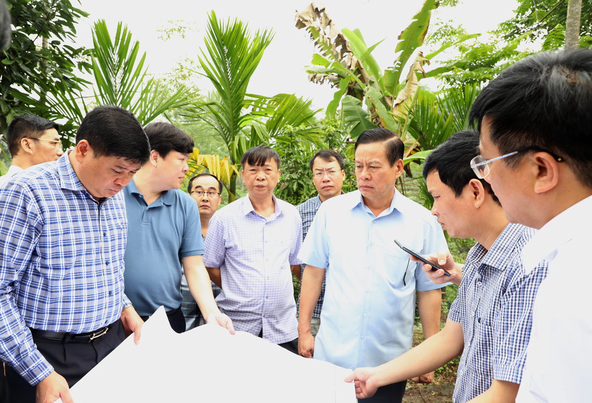 Chủ tịch UBND tỉnh Nguyễn Văn Sơn chỉ đạo việc thành lập công trường thi công dự án đoạn đầu tuyến thuộc địa phận thị trấn Vĩnh Tuy.