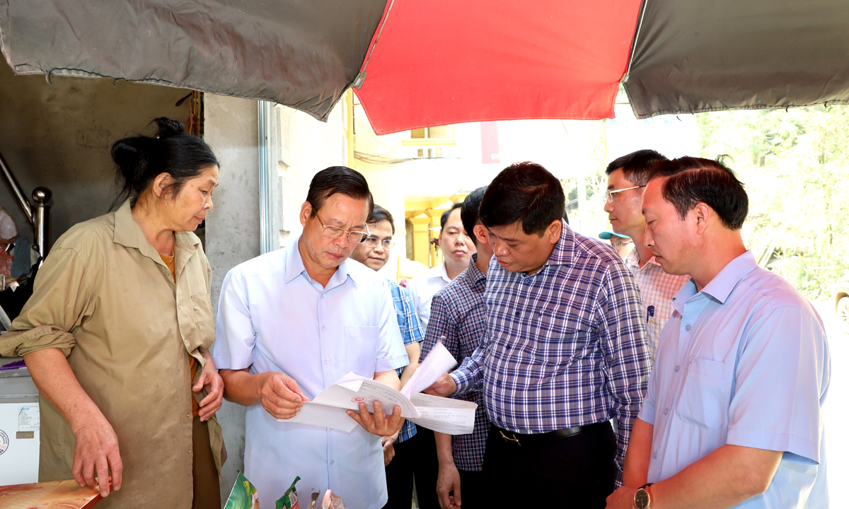 Chủ tịch UBND tỉnh Nguyễn Văn Sơn kiểm tra hồ sơ liên quan đến đền bù, giải phóng mặt bằng của người dân xã Nậm Ty (Hoàng Su Phì).
