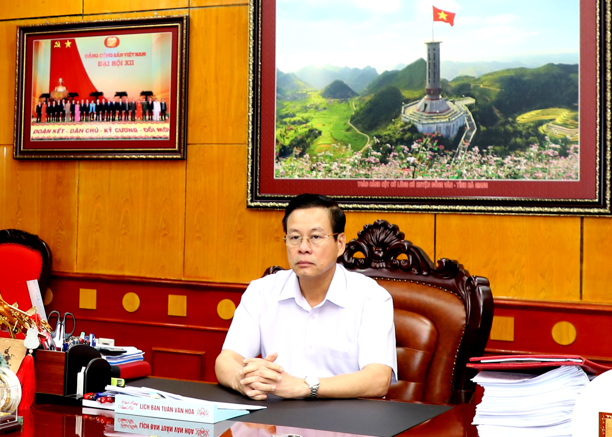 Chủ tịch UBND tỉnh Nguyễn Văn Sơn trả lời phỏng vấn của phóng viên.