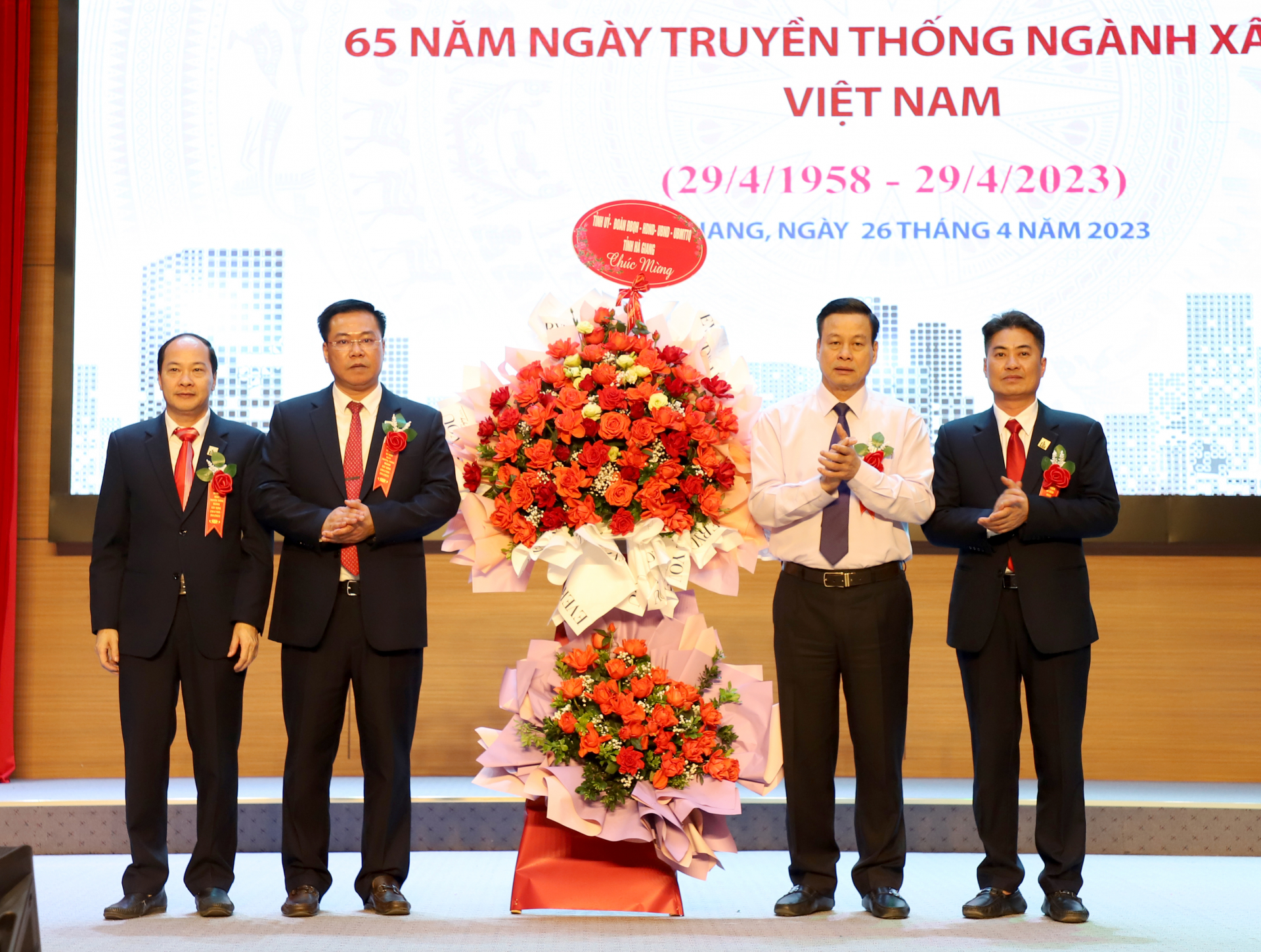 Chủ tịch UBND tỉnh Nguyễn Văn Sơn tặng lẵng hoa chúc mừng Sở Xây dựng nhân kỷ niệm 65 năm ngày truyền thống ngành Xây dựng Việt Nam.
