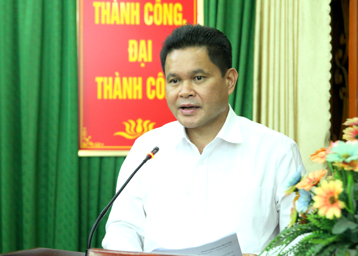 Chủ tịch Ủy ban MTTQ tỉnh Vàng Seo Cón phát biểu tại cuộc họp.
