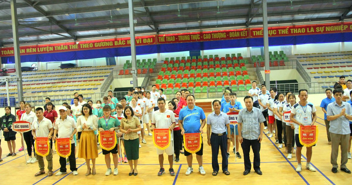 Ban Tổ chức tặng Cờ lưu niệm cho các đoàn tham gia giải.

