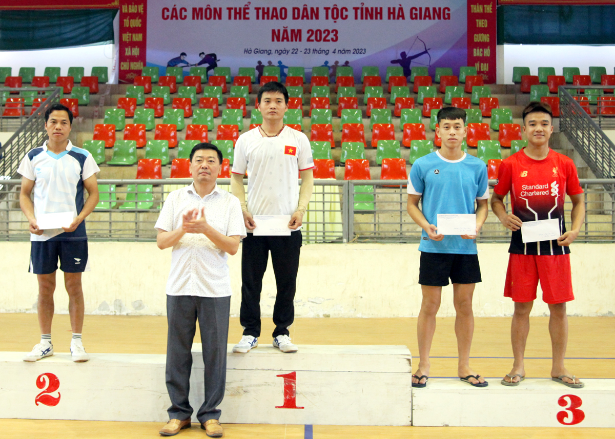 Ban Tổ chức trao giải nội dung đẩy gậy nam hạng cân 50 – 55 kg.