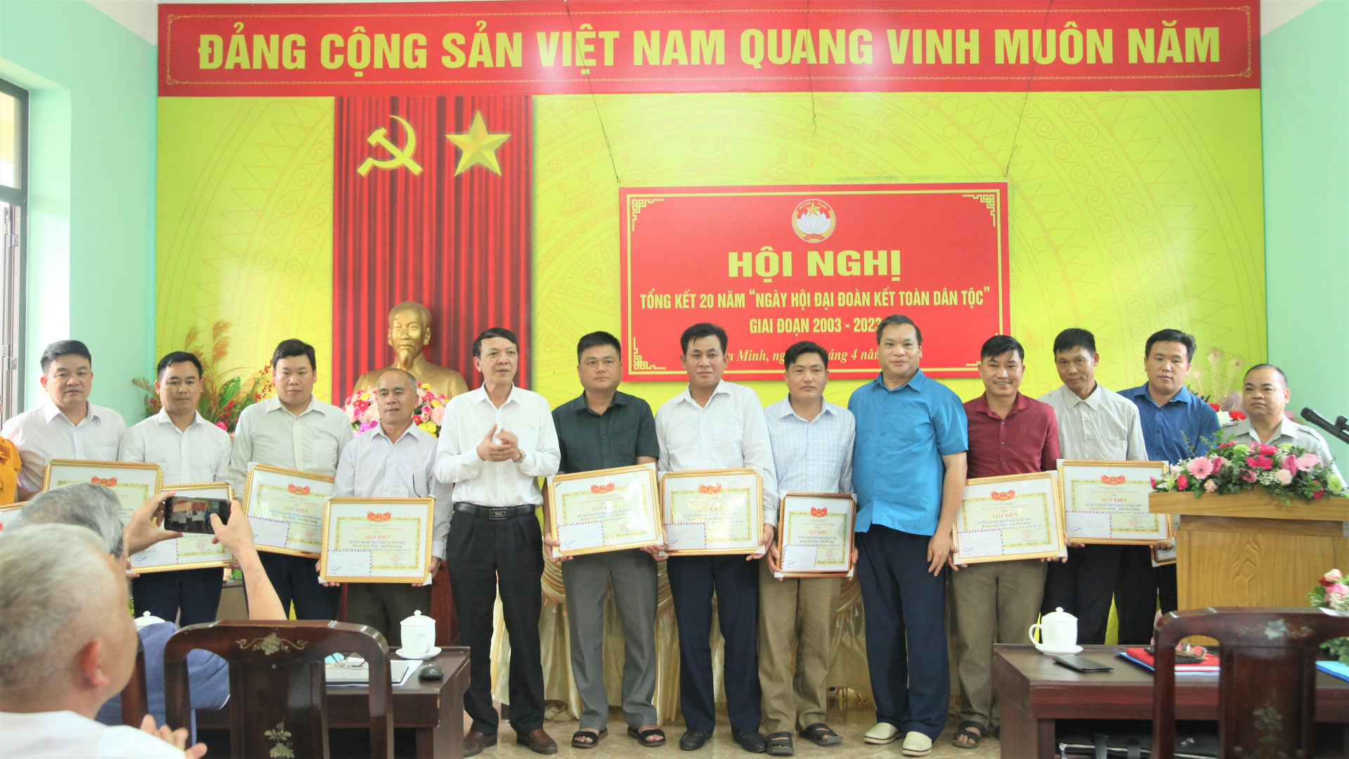 Lãnh đạo huyện Yên Minh tặng Giấy khen cho các tập thể có thành tích xuất sắc trong thực hiện ngày hội.