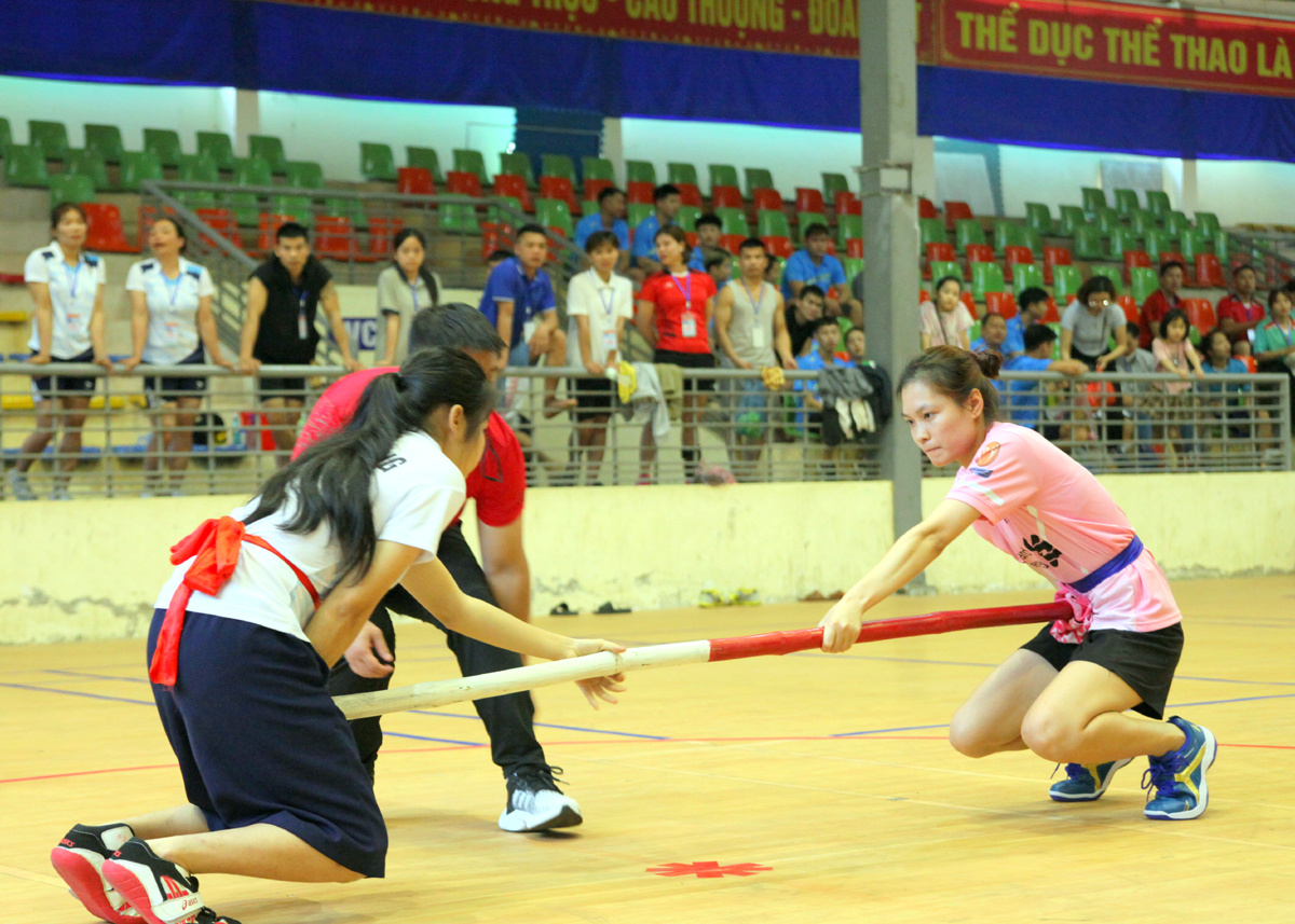 Trận tranh tài ở nội dung đẩy gậy nữ giữa đội thành phố Hà Giang và Quang Bình.
