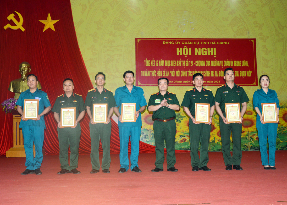 Lãnh đạo Bộ CHQS tỉnh trao giải Nhất, Nhì, Ba cho các thí sinh có thành tích xuất sắc.