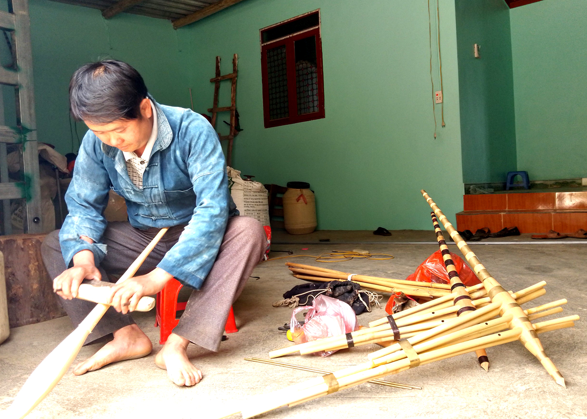 Anh Lầu Súa Say chế tác khèn Mông.
