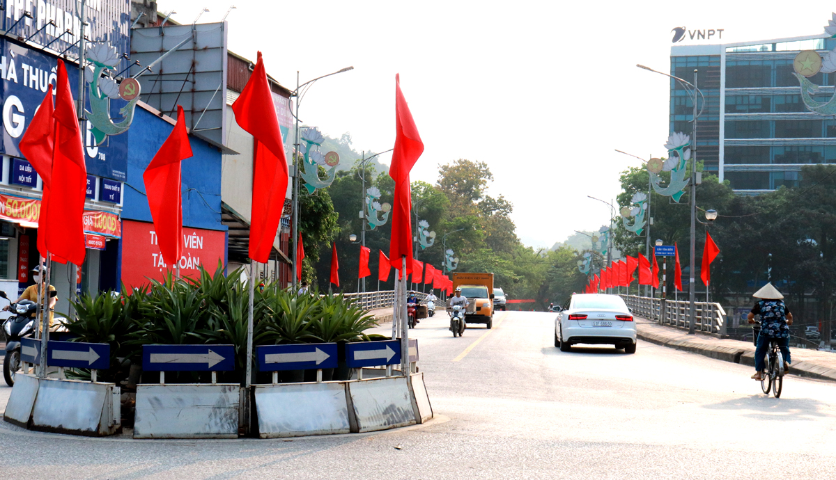 Cờ đỏ được trang trí trên cầu Yên Biên và tại các vòng xuyến 

