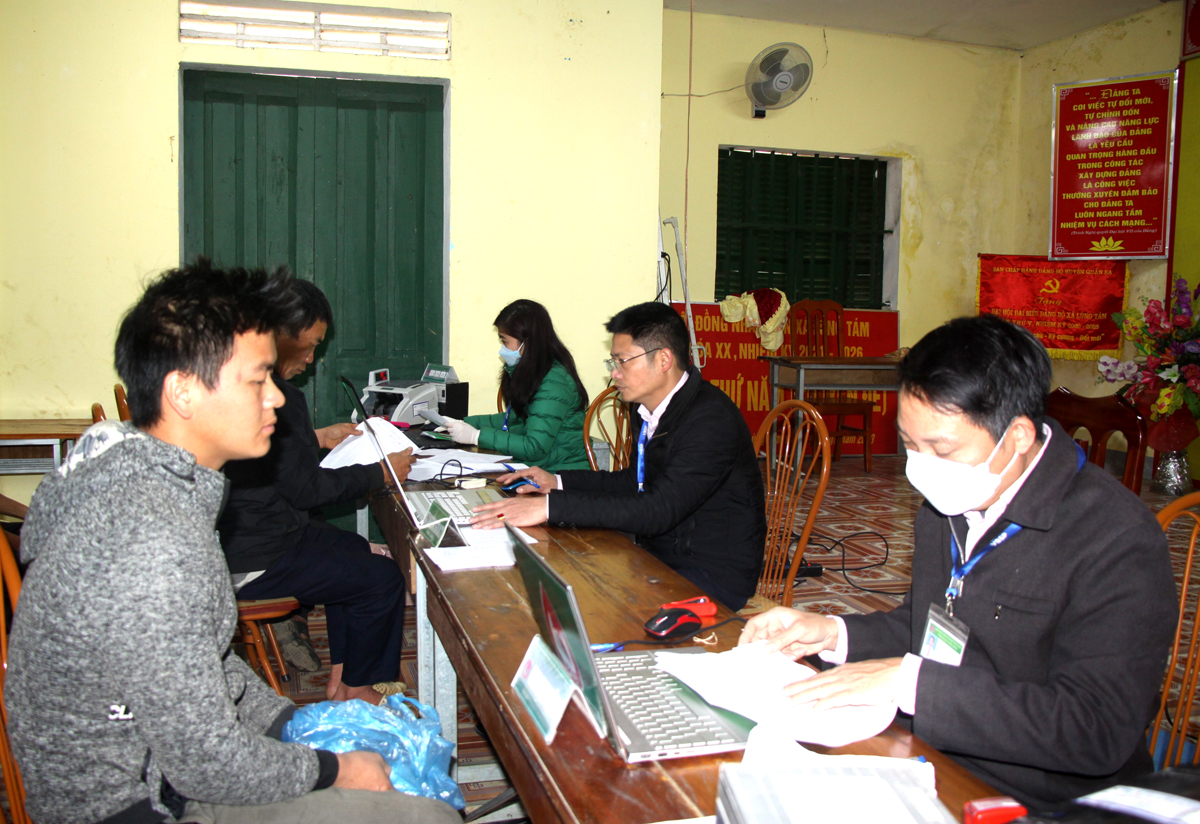 Ngân hàng Chính sách xã hội huyện Quản Bạ đưa tín dụng đến người dân.
