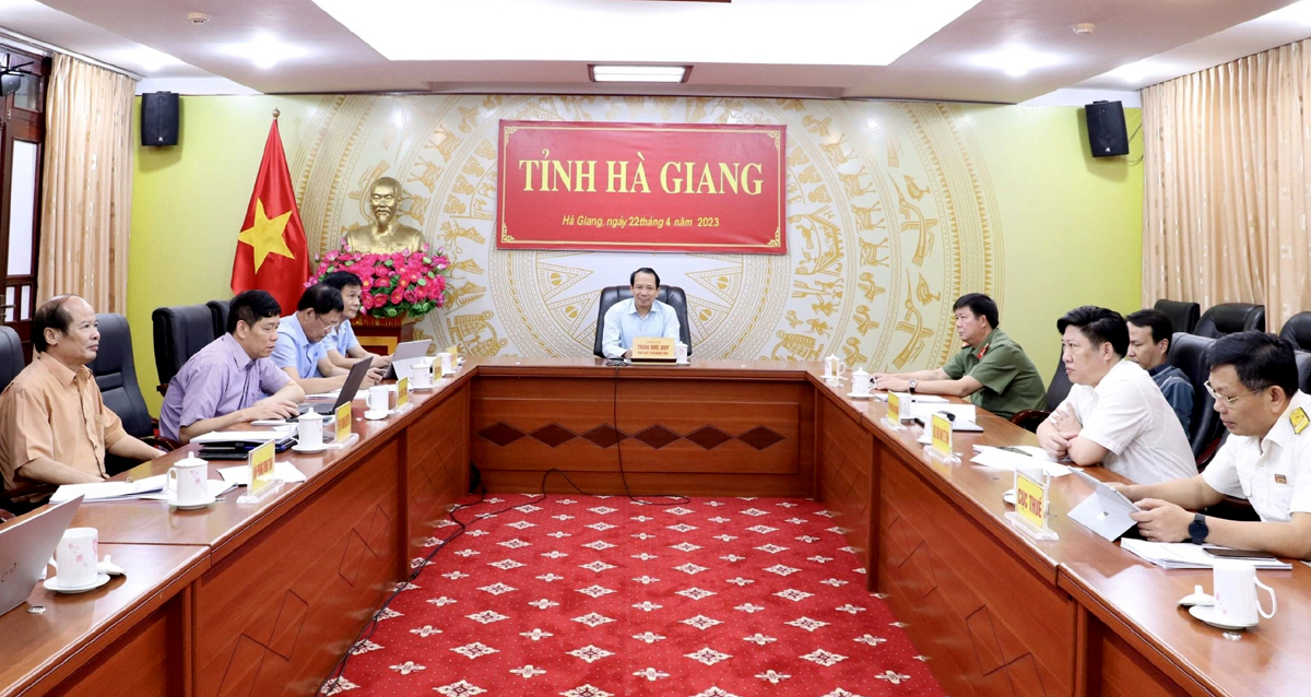 Phó Chủ tịch UBND tỉnh Trần Đức Quý và các đại biểu dự tại điểm cầu Hà Giang.