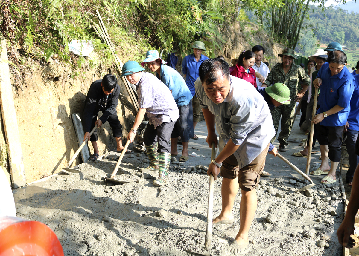 Lãnh đạo huyện Hoàng Su Phì cùng nhân dân làm đường bê tông nông thôn.