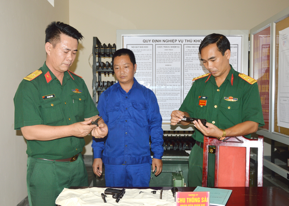 Cán bộ Phòng Kỹ thuật Bộ CHQS tỉnh kiểm tra công tác bảo quản vũ khí tại Ban CHQS huyện Quản Bạ.
