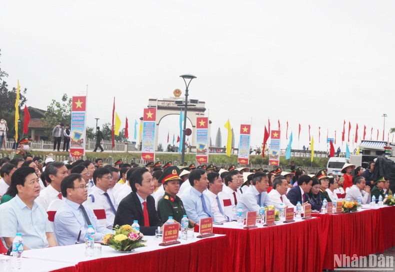 Lãnh đạo tỉnh Quảng Trị và đông đảo người dân dự lễ.