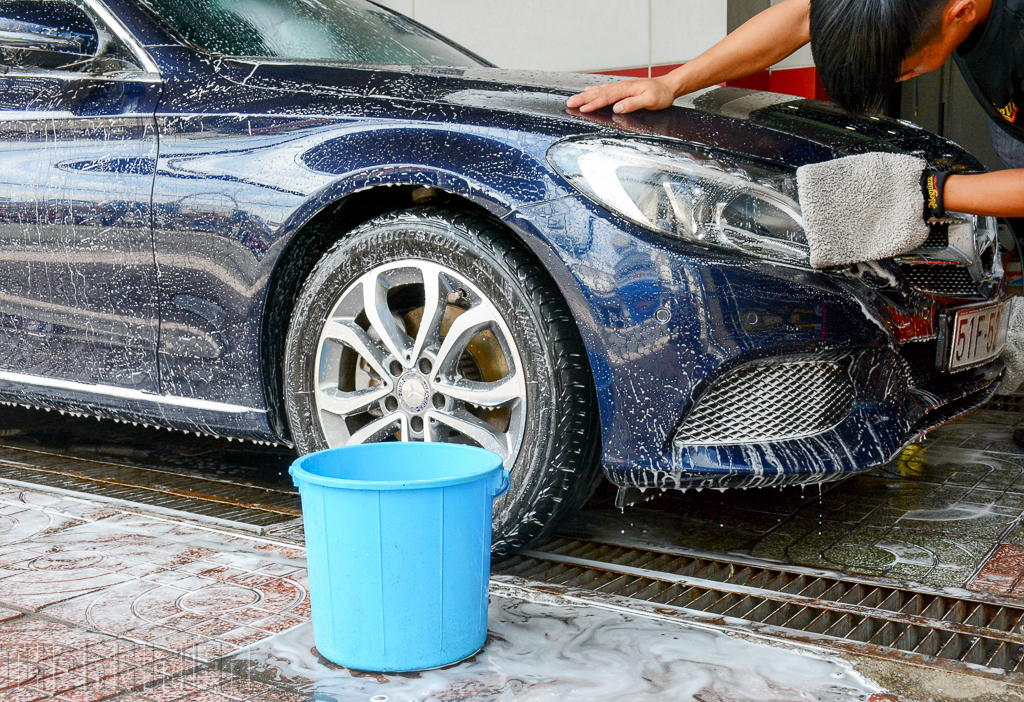 Nhiều chủ ô tô hiện nay thường có thói quen tự rửa xe tại nhà vào dịp cuối tuần