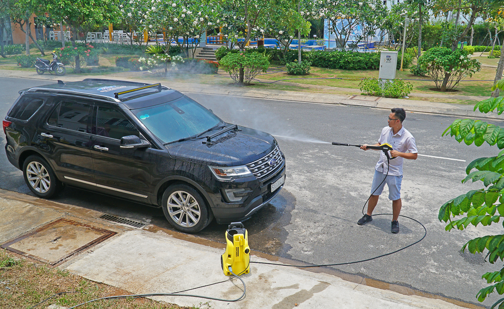 Không nên rửa xe ngay dưới trời nắng