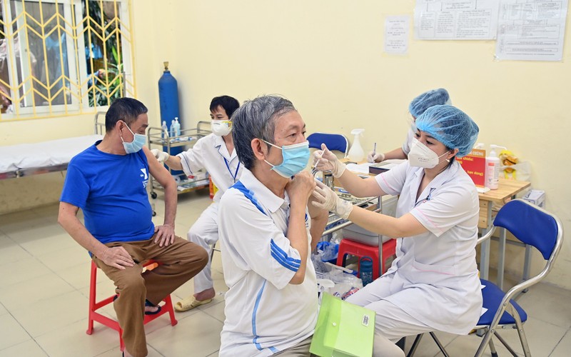 Hà Nội đẩy mạnh tiêm vắc-xin phòng Covid-19 cho người dân. 