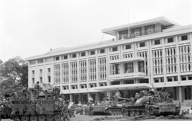 Xe tăng quân Giải phóng chiếm phủ Tổng thống ngụy quyền Sài Gòn, trưa 30/4/1975.