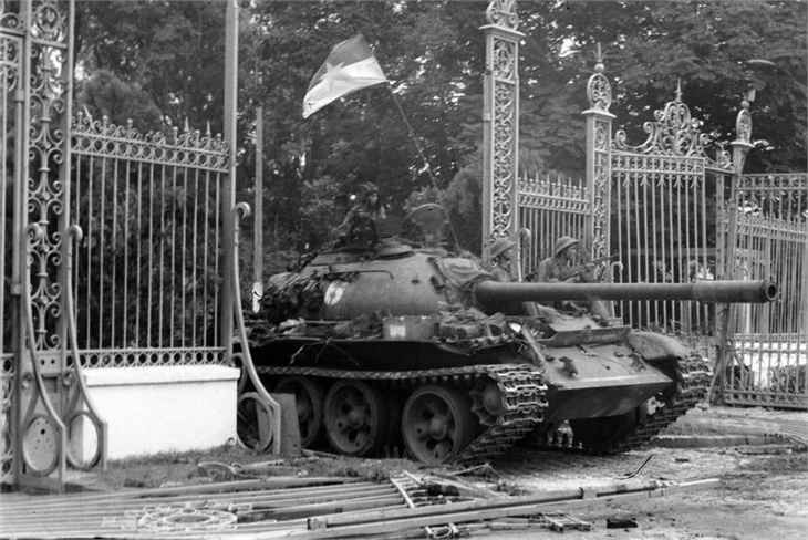 Xe tăng của Lữ đoàn tăng thiết giáp 203, Sư đoàn 304, Quân đoàn 2 tiến vào Dinh Độc Lập, trưa 30/4/1975.