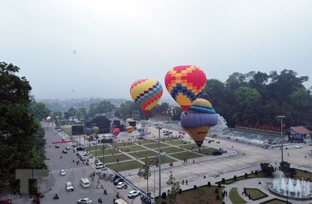 Ngày 28/4, tại Quảng trường Nguyễn Tất Thành, thành phố Tuyên Quang, tỉnh Tuyên Quang tổ chức khai mạc lễ hội khinh khí cầu quốc tế lần thứ II năm 2023. 