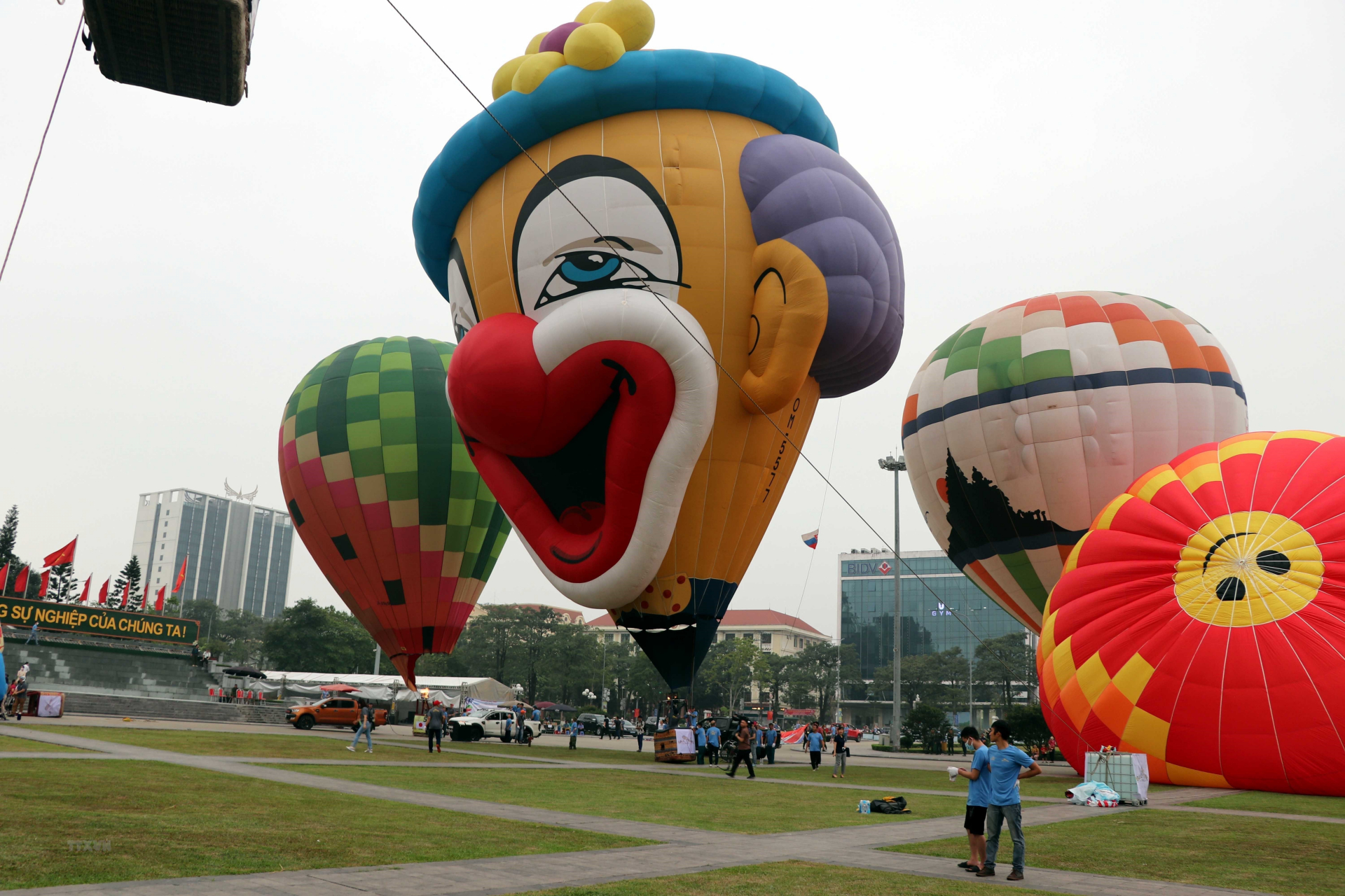 Các khinh khí cầu tại lễ hội do các phi công quốc tế dày dạn kinh nghiệm đến từ nhiều quốc gia, vùng lãnh thổ như Nhật Bản, Hàn Quốc, Thái Lan, Malaysia, Hà Lan, Ấn Độ, Slovakia, Nga, Đài Loan (Trung Quốc) và Việt Nam điều khiển