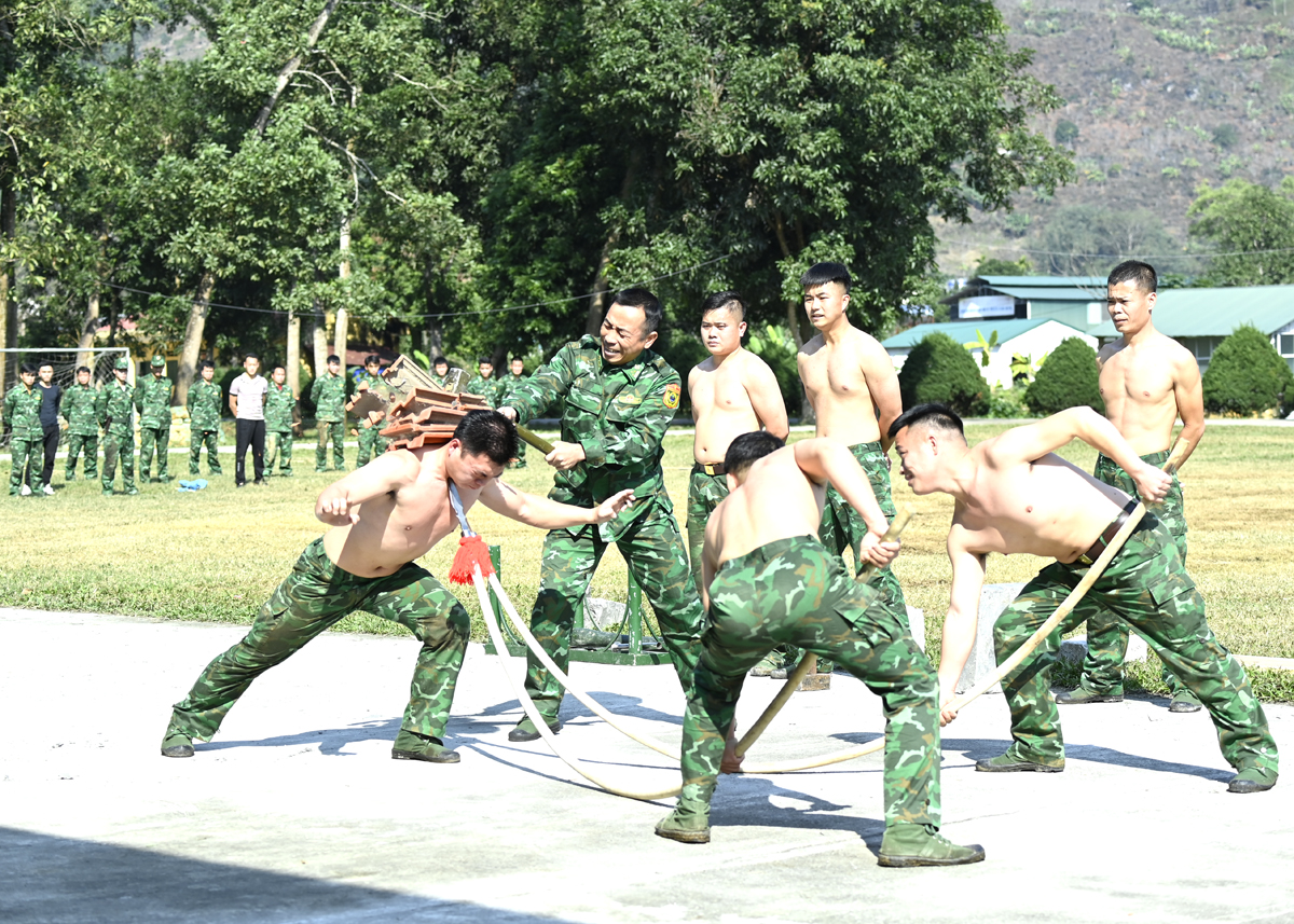Cán bộ, chiến sỹ Bộ đội Biên phòng tỉnh tập luyện võ thuật.