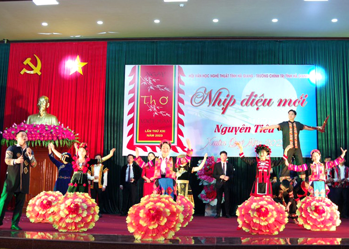 Biểu diễn văn nghệ tại Ngày thơ Việt Nam năm 2023 do Hội Văn học - Nghệ thuật tỉnh tổ chức.
