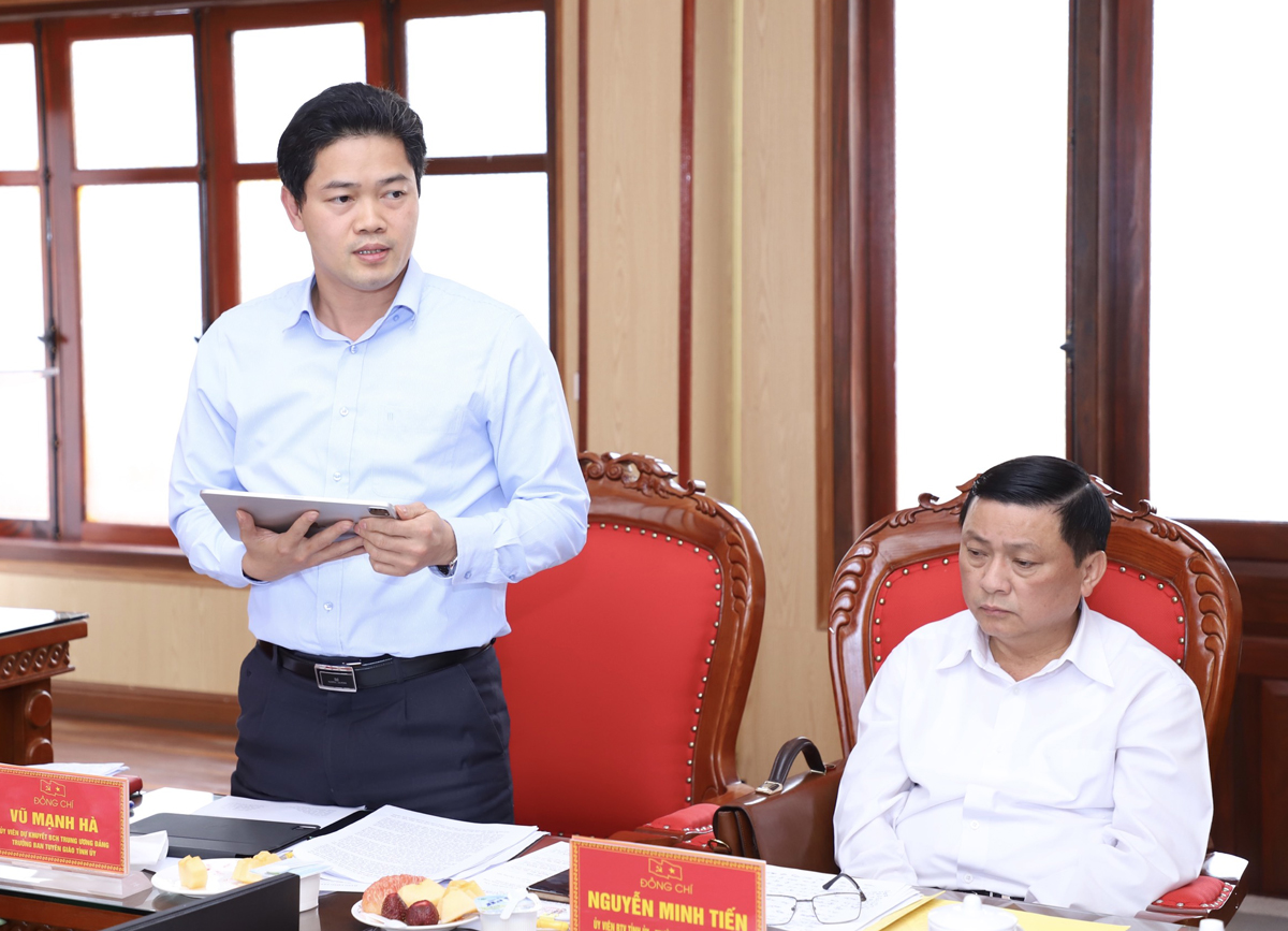 Trưởng ban Tuyên giáo Tỉnh ủy Vũ Mạnh Hà thảo luận