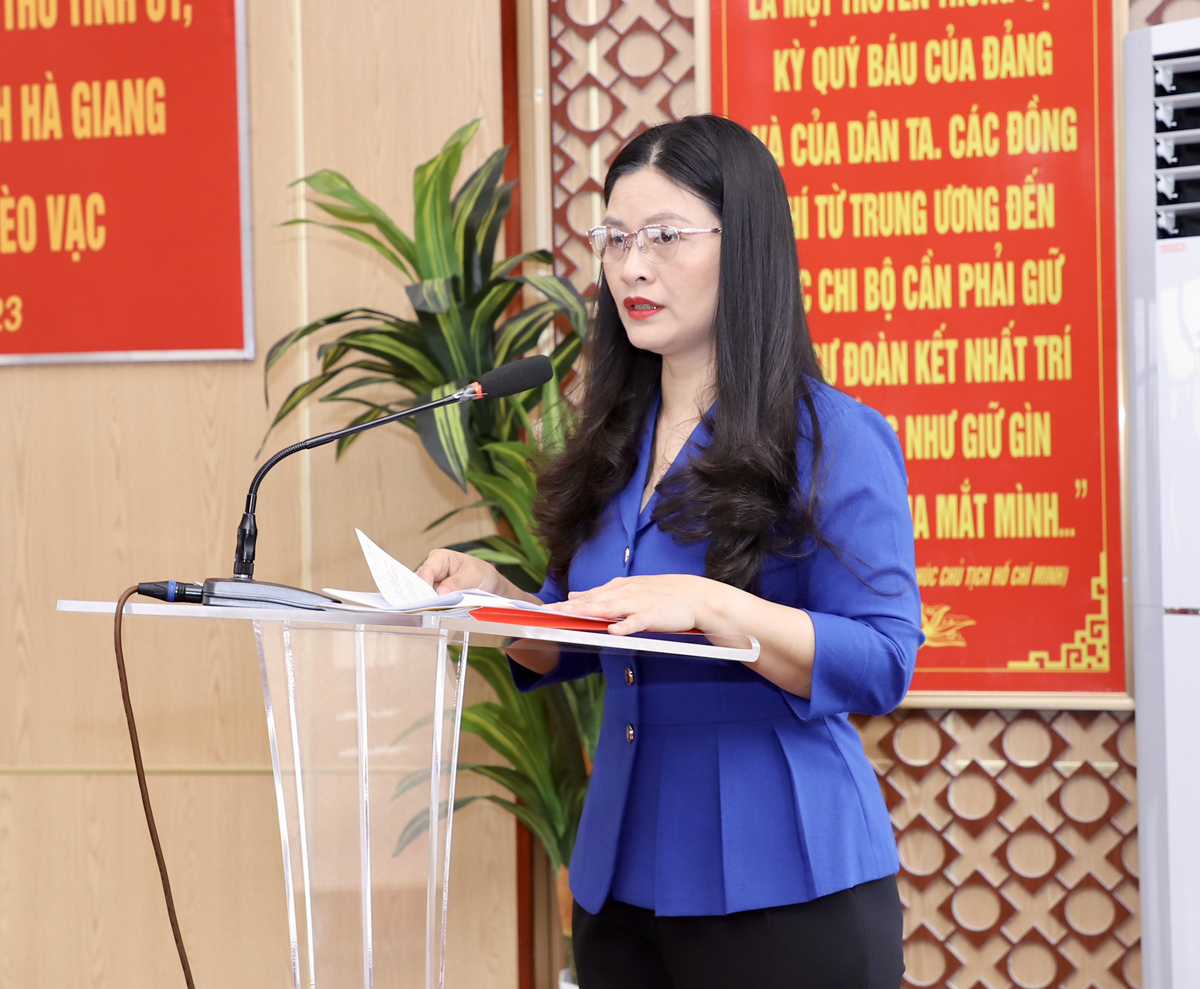 Bí thư huyện ủy Mèo Vạc Vương Ngọc Hà phát biểu tại buổi làm việc