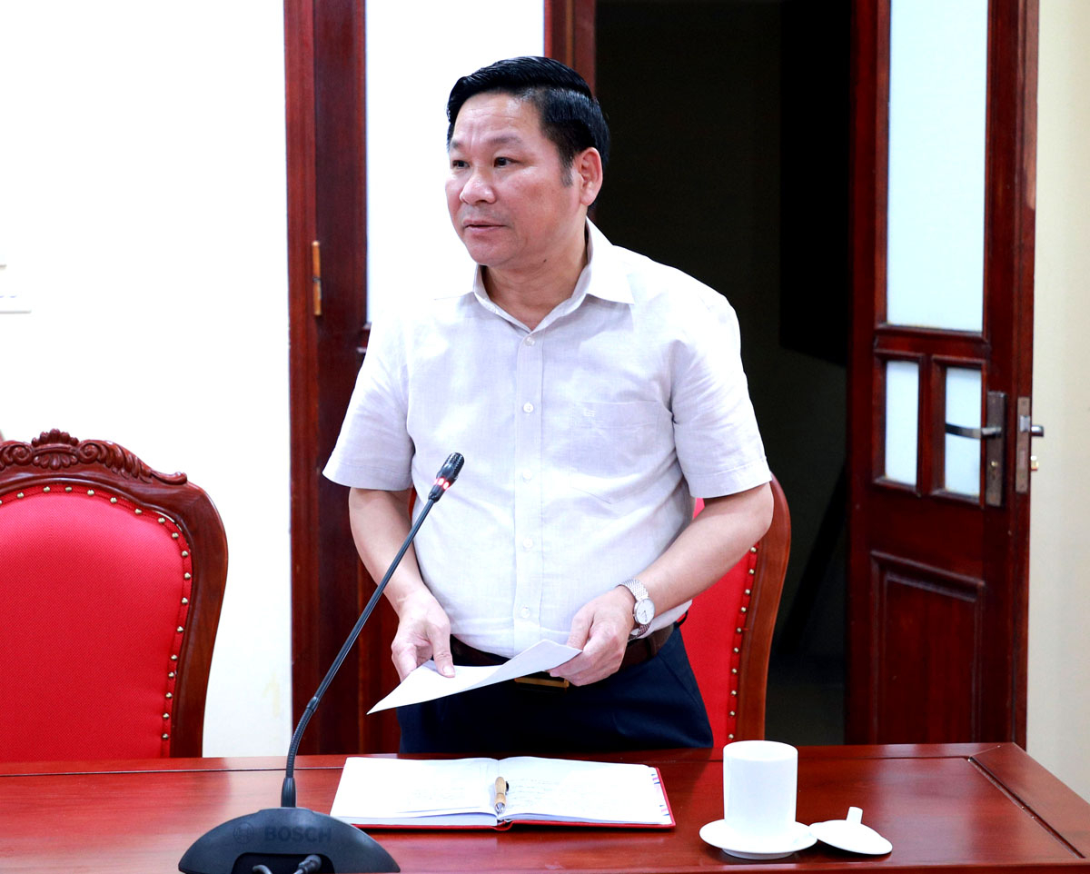 Phó Chủ tịch HĐND tỉnh Hoàng Văn Vịnh kết luận hội nghị.
