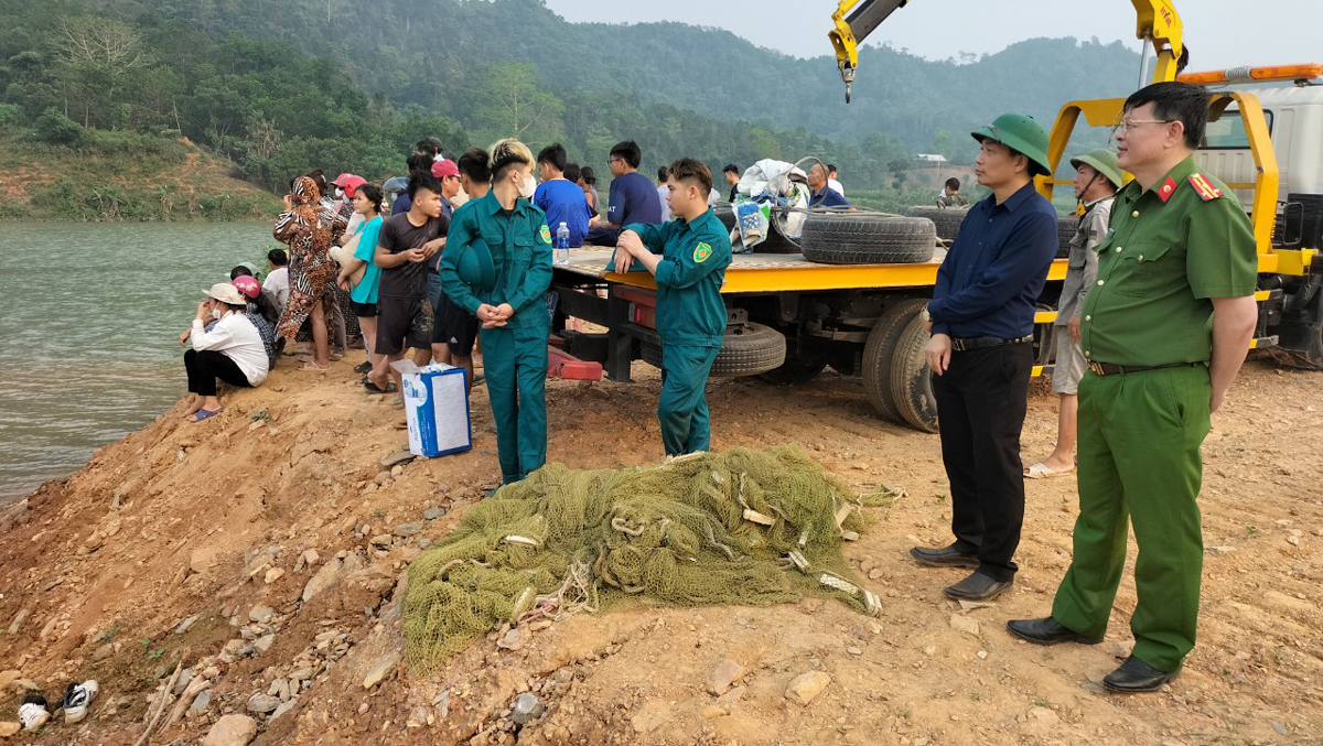 Lãnh đạo Công an tỉnh và huyện Vị Xuyên trực tiếp chỉ đạo công tác tìm kiếm cứu nạn tại hiện trường. (Ảnh: Vi Quyền - Vị Xuyên)
