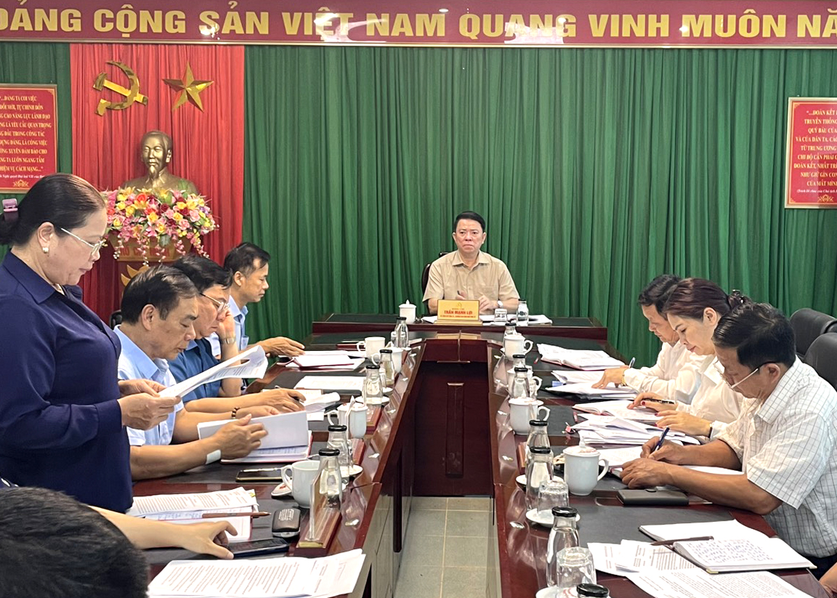 Trưởng ban Dân vận Tỉnh ủy và đoàn công tác làm việc với Thường trực huyện ủy Xín Mần. ảnh: Hoàng Tùng
