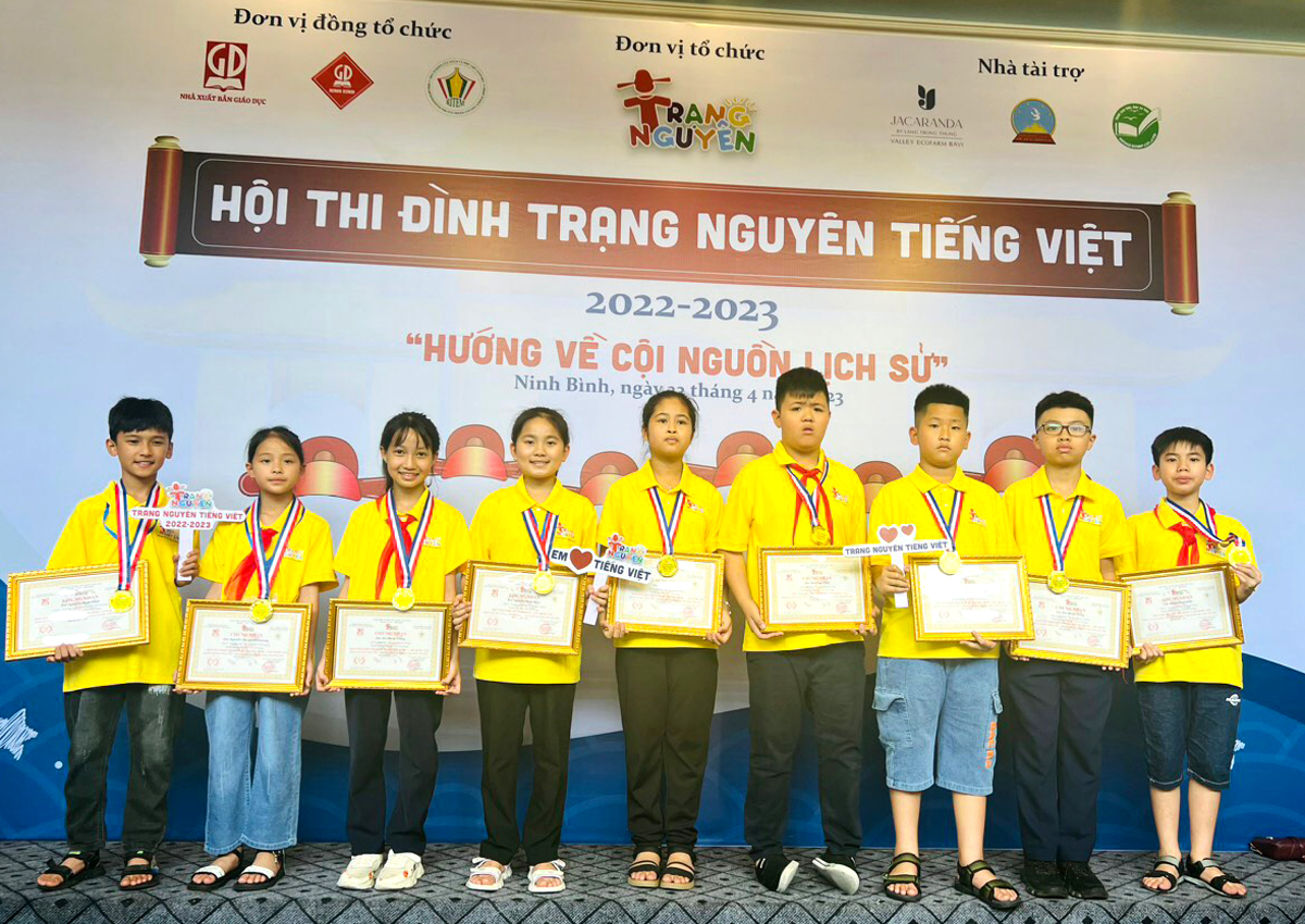 Em Nguyễn Minh Ngọc (đứng giữa, cầm biểu tượng tôi yêu Tiếng Việt) đạt giải Nhì kỳ thi Đình Tiếng Việt cấp quốc gia